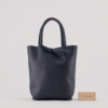 Donkerblauwe Alice mini shopper van generfd rundleer met korte handvatten en leren touwsluiting.