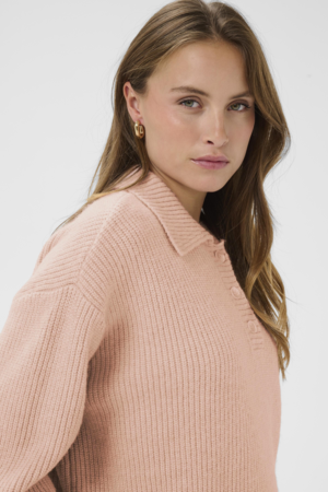 Saint Tropez | OttolineSZ Pullover – Pearl Blush | Ribgebreide polo sweater van zachte mix