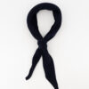 Kaia donkerblauw 1 Teatro Kaia gebreide driehoeksjaal van een zachte cashmere blend.