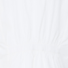 Detailfoto V-hals en zachte katoenkwaliteit witte blouse