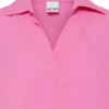 Detailfoto V-hals en zachte katoenkwaliteit roze blouse