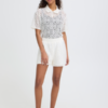 Zomers stylingbeeld met witte short en zwarte ballerina’s