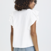 Model draagt witte ICHI blouse met jeans – casual styling