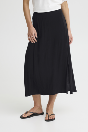 Lange zwarte rok met subtiele split en luchtige stof