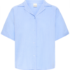 20125897_153920_100 Lichtblauwe katoenen beach blouse met korte mouwen en open kraag – voorkant