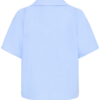 20125897_153920_200 Achterzijde van luchtige lichtblauwe Foxa blouse in korte lengte