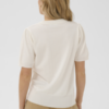 witte gebreide dames top met ronde hals en korte mouwen, gedragen op een beige broek voor een tijdloze look.