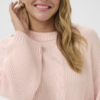 Oversize kabelgebreide damestrui in zacht roze met ronde hals en cropped lengte.