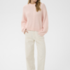 Oversize kabelgebreide damestrui in zacht roze met ronde hals en cropped lengte.