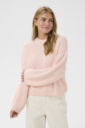 Oversize kabelgebreide damestrui in zacht roze met ronde hals en cropped lengte.