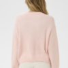 Oversize kabelgebreide damestrui in zacht roze met ronde hals en cropped lengte.