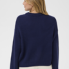 Oversize kabelgebreide damestrui in donkerblauw met ronde hals en cropped lengte.