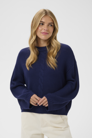 Oversize kabelgebreide damestrui in donkerblauw met ronde hals en cropped lengte.