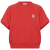 Rood boxy dames sweatshirt met korte mouwen, ronde hals en ribboord gecombineerd met beige pantalon.