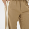 Crème wide leg damesbroek met elastische tailleband en beige zijstrepen, sportieve en comfortabele pasvorm