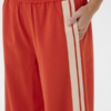 Rode wide leg damesbroek met elastische tailleband en beige zijstrepen, sportieve en comfortabele pasvorm.