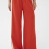 Rode wide leg damesbroek met elastische tailleband en beige zijstrepen, sportieve en comfortabele pasvorm.