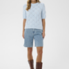 Lichtblauwe opengewerkte knit top met korte mouwen en ribboorden, casual gedragen op denim voor een frisse zomerse look.