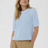 Lichtblauwe gebreide dames top met korte mouwen en ronde hals, rechte pasvorm en subtiele structuur.