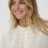 Crèmekleurige Saint Tropez blouse met broderie anglaise, lange mouwen en ruffle-detail aan de knoopsluiting.