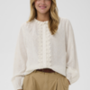Crèmekleurige Saint Tropez blouse met broderie anglaise, lange mouwen en ruffle-detail aan de knoopsluiting.