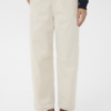 Witte Saint Tropez barrel jeans met hoge taille en losse pijpen gedragen in een casual outfit.