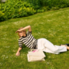Witte Saint Tropez barrel jeans met hoge taille en losse pijpen gedragen in een casual outfit.