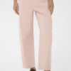 Zacht roze Saint Tropez barrel jeans met hoge taille en losse pijpen gedragen in een casual outfit.