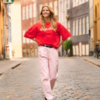 Zacht roze Saint Tropez barrel jeans met hoge taille en losse pijpen gedragen in een casual outfit.