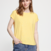 Bestseller ICHI Rebel t-shirt in Mellow Yellow. Gestyled op een korte jeans.