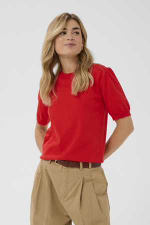 Mila SS Pullover gebreide dames top met ronde hals en korte mouwen, gedragen op een beige broek voor een tijdloze look.