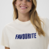 Wit dames T-shirt met blauwe ‘Favourite’ print, ronde hals en korte mouwen, gedragen op een jeans.