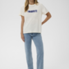 Wit dames T-shirt met blauwe ‘Favourite’ print, ronde hals en korte mouwen, gedragen op een jeans.