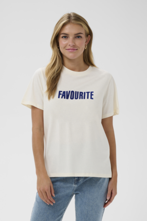 Wit dames T-shirt met blauwe ‘Favourite’ print, ronde hals en korte mouwen, gedragen op een jeans.