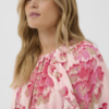 Roze blouse met bloemenprint, ruches en wijde mouwen in een losse, luchtige pasvorm.