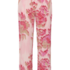 Roze dames broek met bloemenprint in een losse, luchtige pasvorm, gecombineerd als co-ord set.