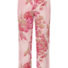 Roze dames broek met bloemenprint in een losse, luchtige pasvorm, gecombineerd als co-ord set.