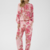 Roze dames broek met bloemenprint in een losse, luchtige pasvorm, gecombineerd als co-ord set.