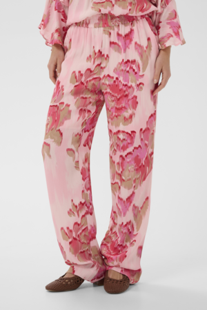 Roze dames broek met bloemenprint in een losse, luchtige pasvorm, gecombineerd als co-ord set.