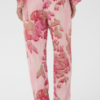 Roze dames broek met bloemenprint in een losse, luchtige pasvorm, gecombineerd als co-ord set.