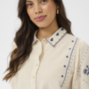 Beige Saint Tropez blouse met blauw borduursel.