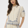 Beige Saint Tropez blouse met blauw borduursel gedragen als zomerse set met bijpassend broekje