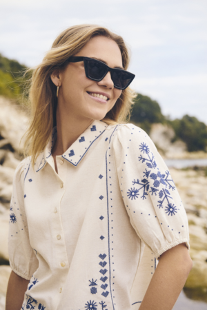 Beige Saint Tropez blouse met blauw borduursel.