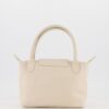 Ecru leren handtas met goudkleurige details en korte hengsels in een tijdloos design