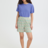 Palmer basic t-shirt in de kleur Wedgewood. Gestyled op een korte broek.