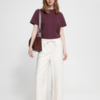Palmer basic t-shirt in de kleur Vineyard Wine. Voorkant gestyled op een witte broek.