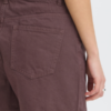 Bruine ICHI denim short met hoge taille en losse pasvorm. Detail van de zijkant.