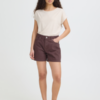 Bruine ICHI denim short met hoge taille en losse pasvorm gedragen in een zomerse outfit