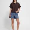 ICHI blouse met ruffle mouwen en boxy pasvorm in de kleur Chicory Coffee. Gedragen op een korte jeans.