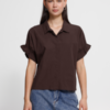 ICHI blouse met ruffle mouwen en boxy pasvorm in de kleur Chicory Coffee. Gedragen op een korte jeans.